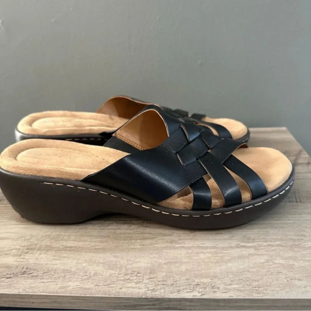 Easy Spirit Sedakota Sandals.‎ Slip on. EUC. 9.5